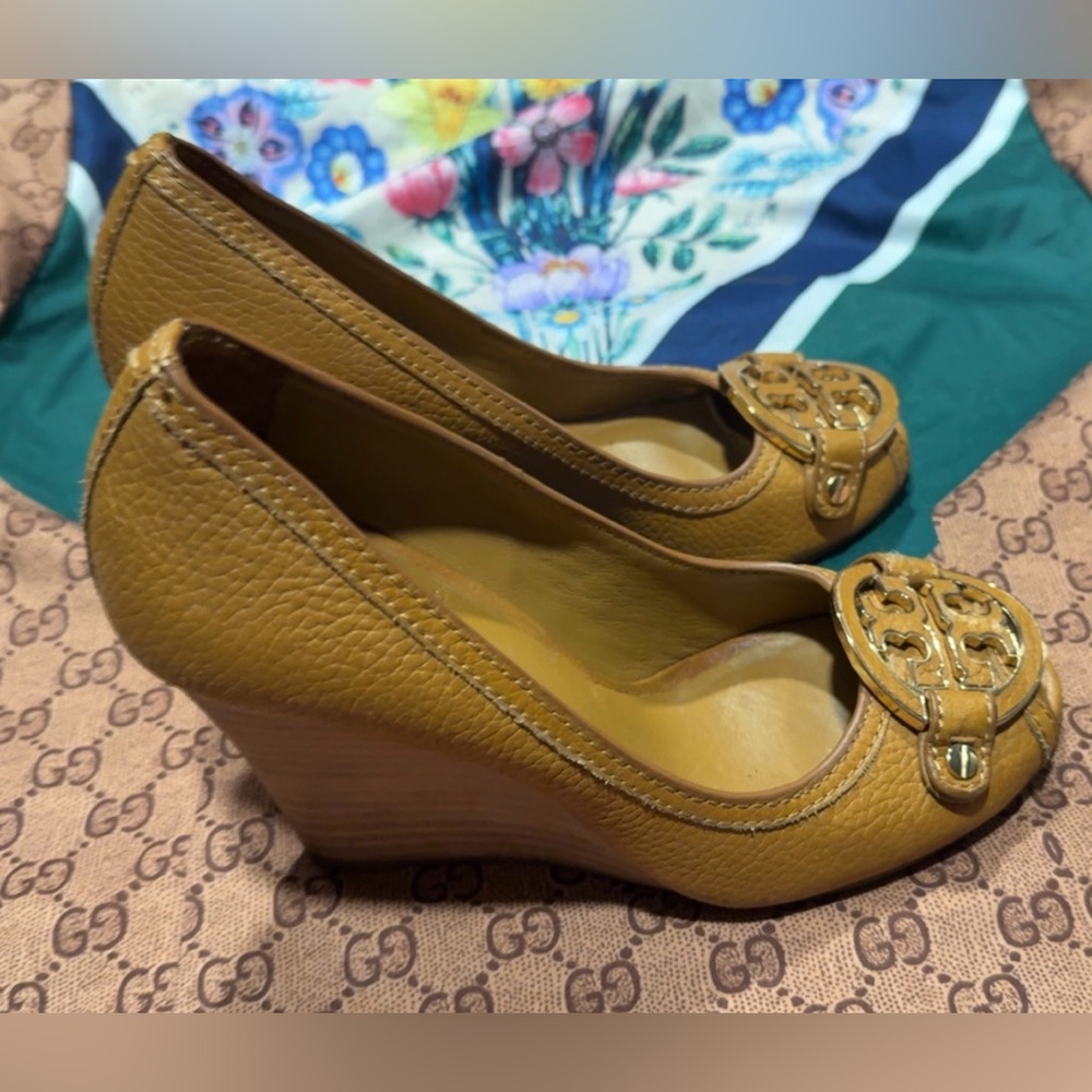 Tory Burch Leather Sally Peep Toe Logo Brown Tan Gold Wedge Pumps Heels Size 5 - Picture 2 of 4